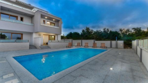 New Villa with pool and roof terrace